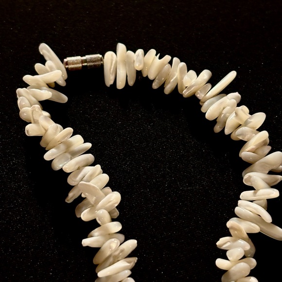 Vintage Shell Choker - Picture 2 of 2